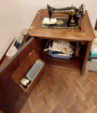 Máquina coser Singer 15K, 1929 con mueble y pedal.