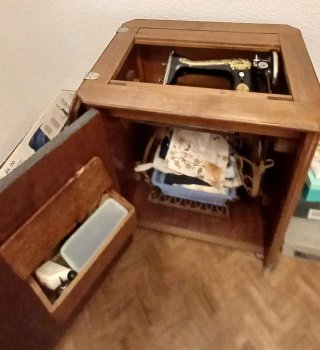 Máquina coser Singer 15K, 1929 con mueble y pedal.