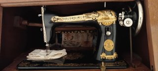 Máquina coser Singer 15K, 1929 con mueble y pedal.