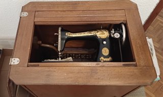 Máquina coser Singer 15K, 1929 con mueble y pedal.