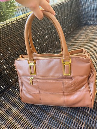 Bolso de piel marrón con detalles dorados