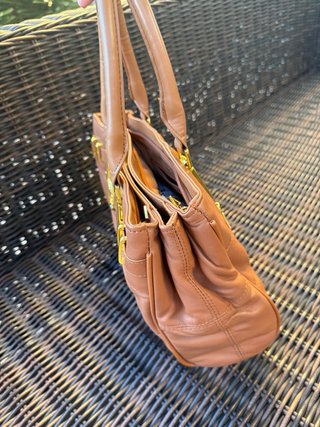 Bolso de piel marrón con detalles dorados