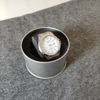 Reloj Casio dial blanco y correa plateada