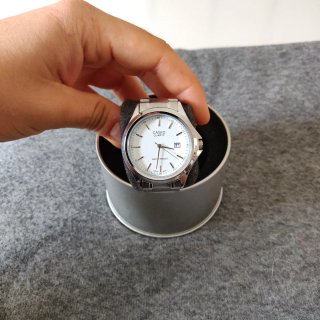 Reloj Casio dial blanco y correa plateada