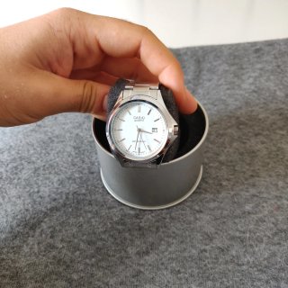 Reloj Casio dial blanco y correa plateada