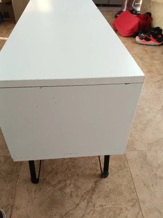 Mueble TV blanco patas metálicas