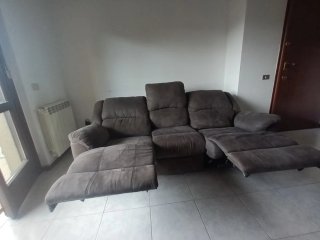 Divano con recliner automatici