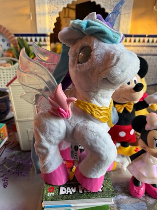 Unicornio de peluche que anda