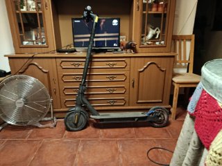Patinete eléctrico pinchado de adelante