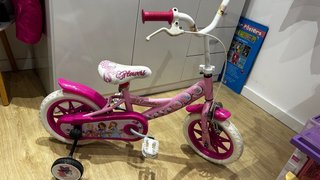Bicicleta infantil rosa con ruedines