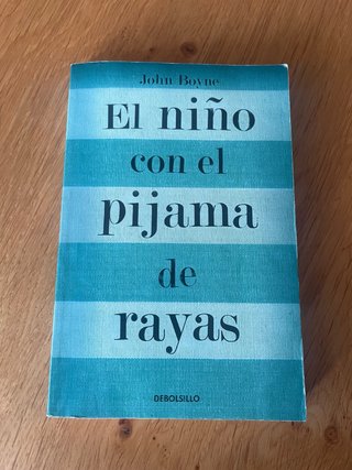 El niño con el pijama de rayas