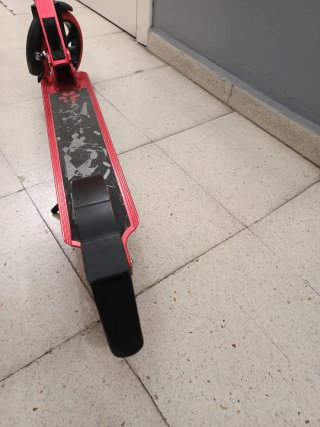 Patinete rojo