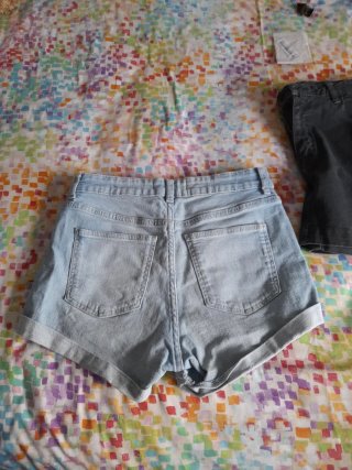 Pantalón corto vaquero desgastado