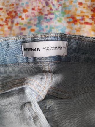 Pantalón corto vaquero desgastado