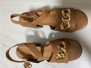 Sandalias Carmela Marrones con Cadena Dorada