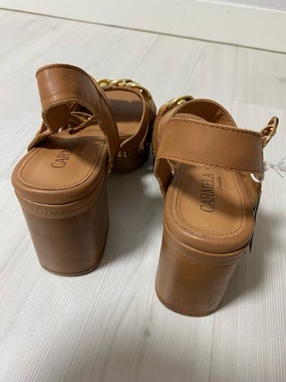 Sandalias Carmela Marrones con Cadena Dorada