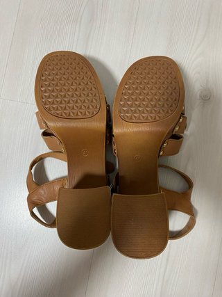 Sandalias Carmela Marrones con Cadena Dorada