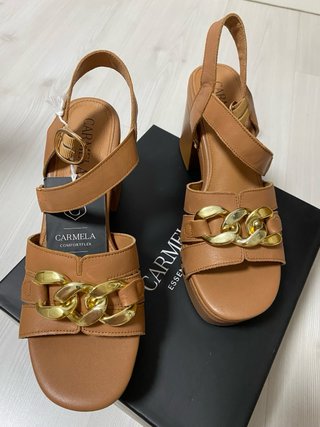 Sandalias Carmela Marrones con Cadena Dorada