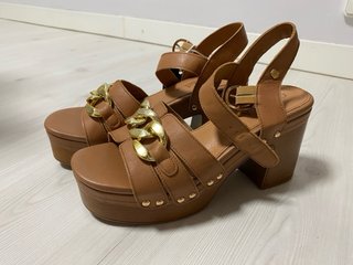 Sandalias Carmela Marrones con Cadena Dorada