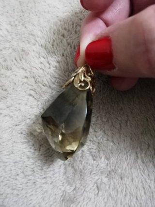 Colgante de cuarzo ahumado y oro