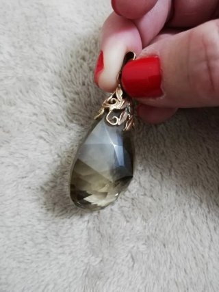 Colgante de cuarzo ahumado y oro