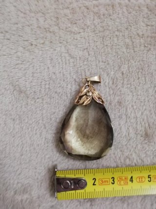 Colgante de cuarzo ahumado y oro