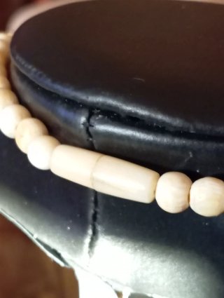Collar de cuentas beige , material noble
