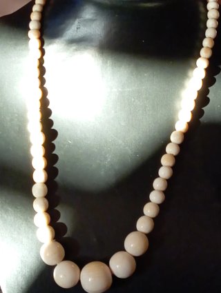 Collar de cuentas beige , material noble