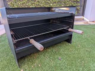 Cajón para  barbacoa de hierro pintado SIN USAR