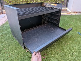 Cajón para  barbacoa de hierro pintado SIN USAR