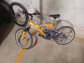 Bicicleta infantil naranja y azul