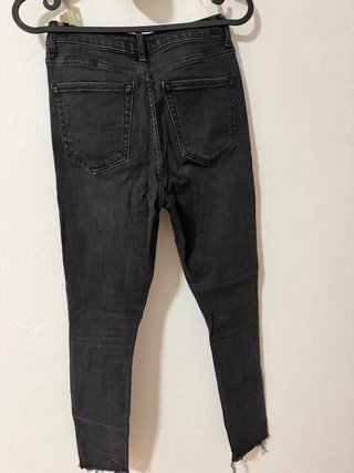 Vaqueros pitillo negros Forever 21