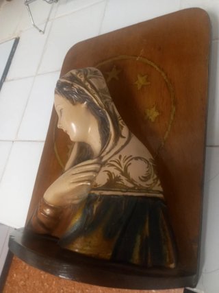 Virgen antigua sobre madera