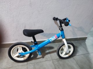 Bicicleta sin pedales azul