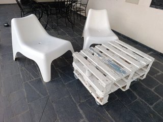 Sillones y mesa de exterior con ruedas