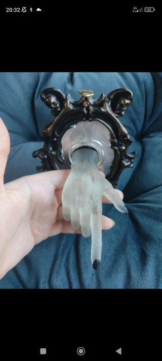 Espejo gótico con mano fantasmal
