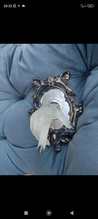Espejo gótico con mano fantasmal