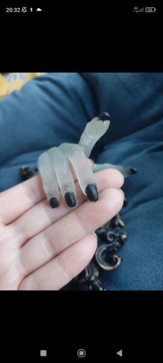 Espejo gótico con mano fantasmal