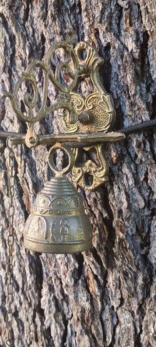 Campana antigua de monasterio con soporte