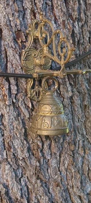 Campana antigua de monasterio con soporte
