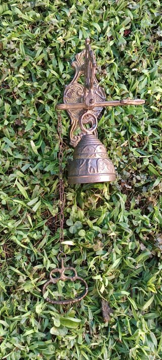 Campana antigua de monasterio con soporte