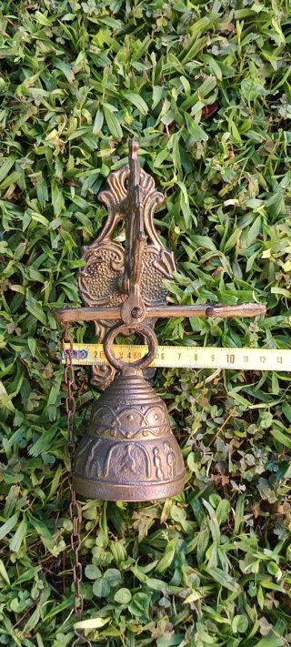Campana antigua de monasterio con soporte