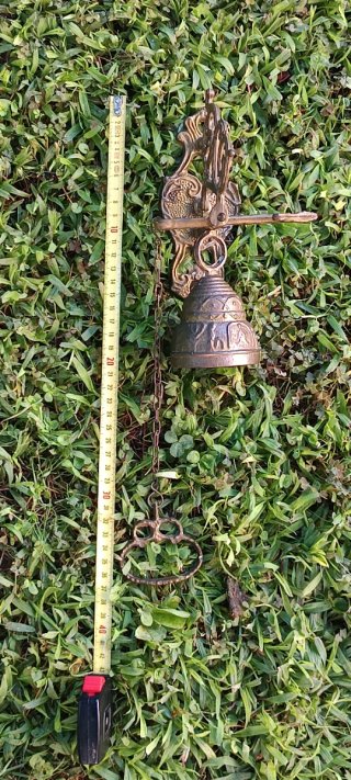 Campana antigua de monasterio con soporte