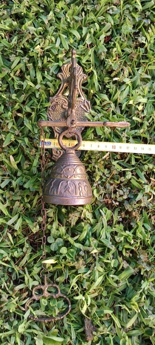 Campana antigua de monasterio con soporte