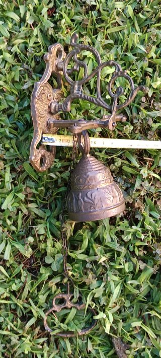 Campana antigua de monasterio con soporte