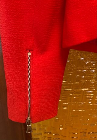 Americana roja con cremalleras
