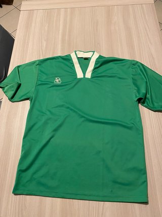 Maglietta verde con scollo a V