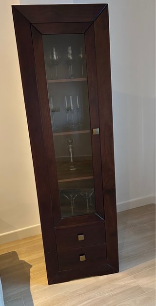Mueble vitrina de madera con cajones