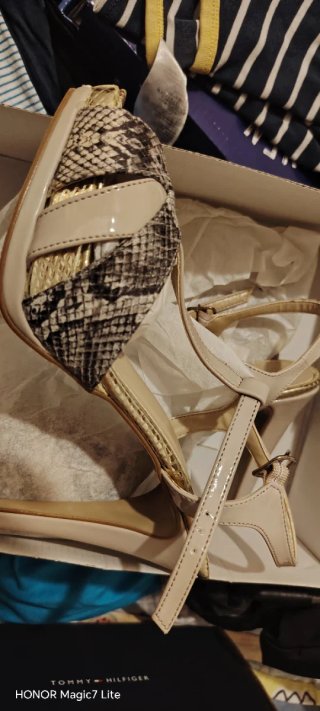 Sandalias de vestir beige y doradas