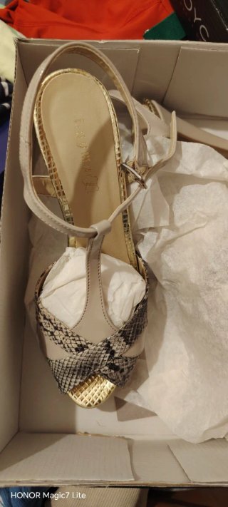 Sandalias de vestir beige y doradas